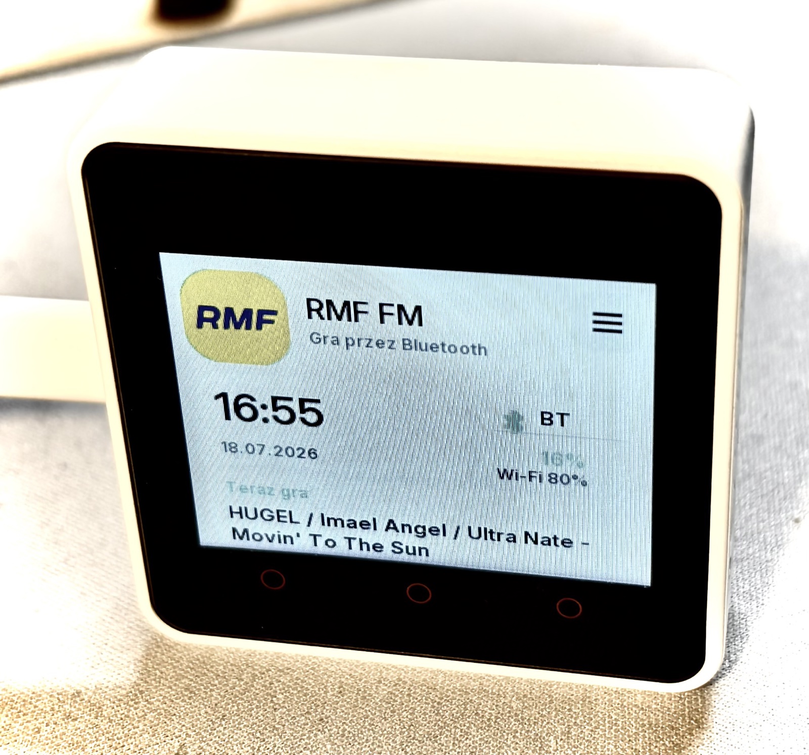 Kostka Open Radio gra RMF FM przez Bluetooth — zdjęcie urządzenia